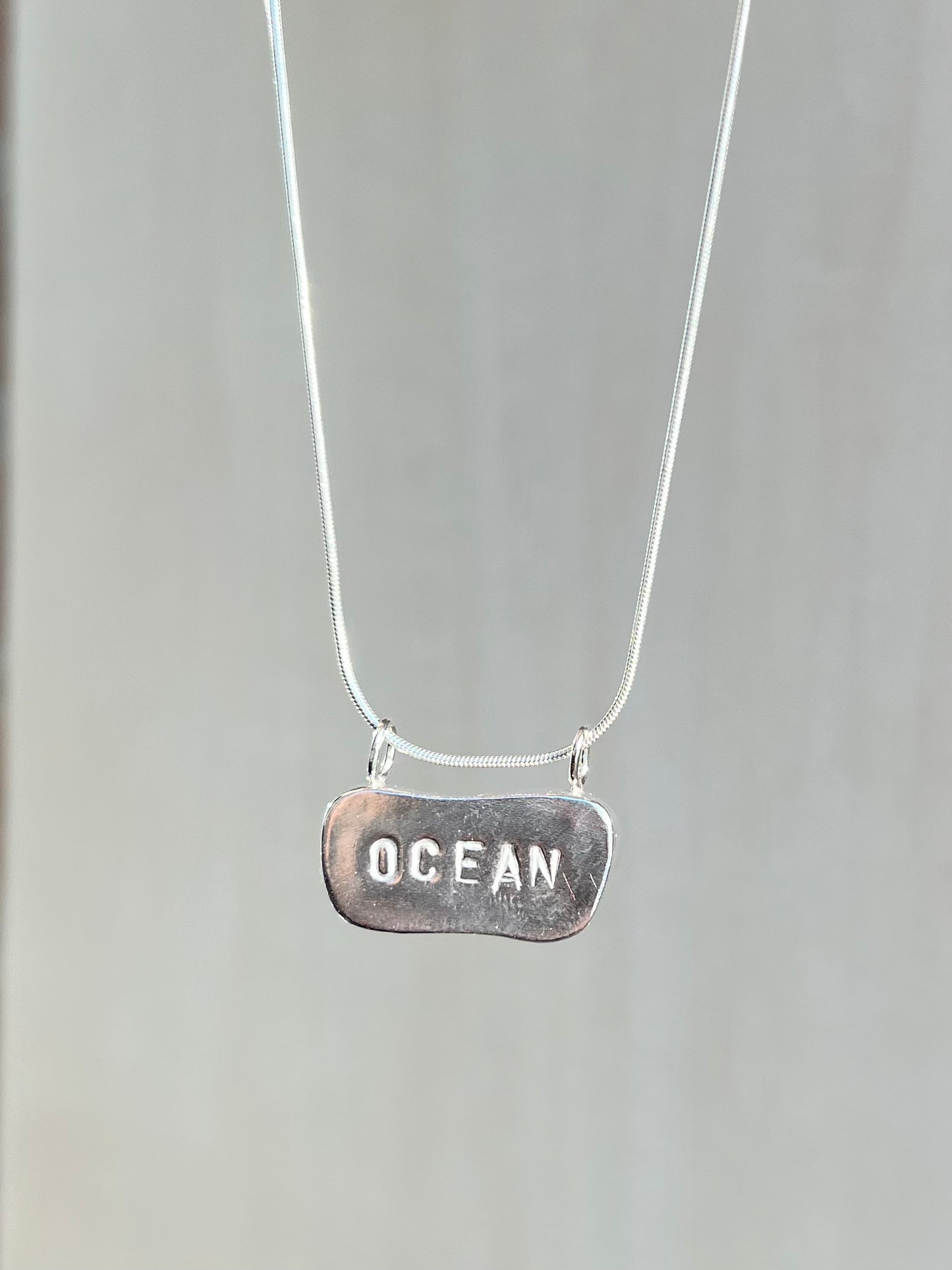 Hellblaue Meerglaskette mit Gravur "OCEAN"