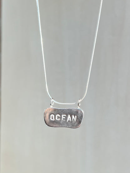 Hellblaue Meerglaskette mit Gravur "OCEAN"