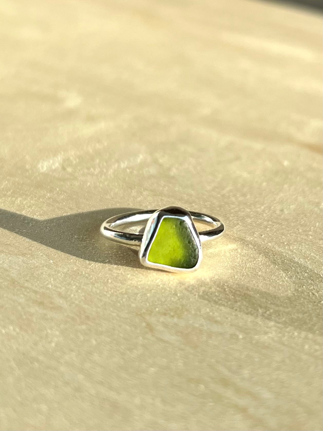 Olivgrüner Meerglasring Größe 56/7,5