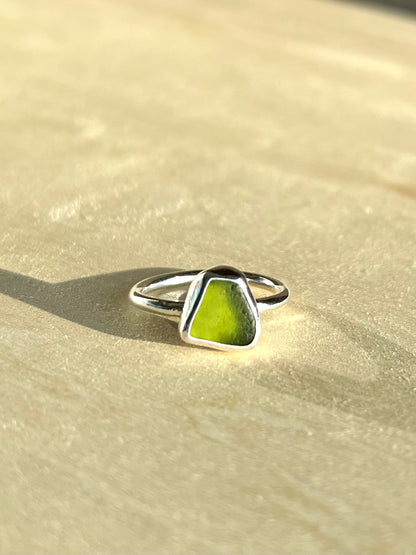 Olivgrüner Meerglasring Größe 56/7,5