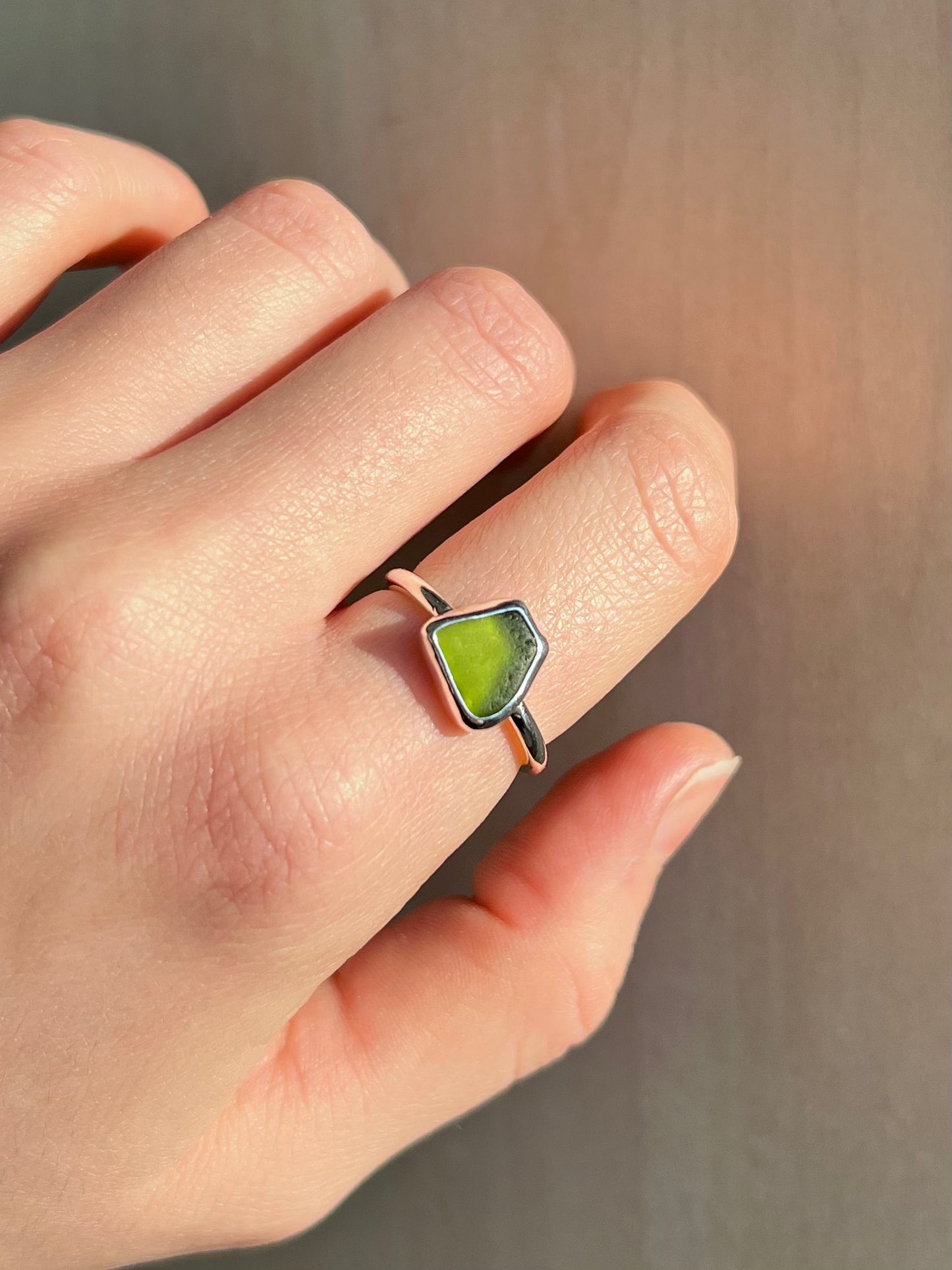 Olivgrüner Meerglasring Größe 56/7,5