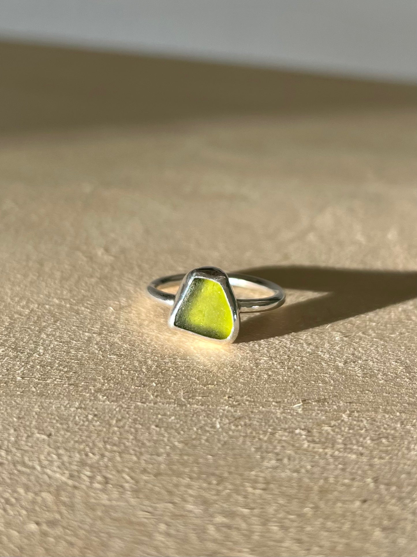 Olivgrüner Meerglasring Größe 56/7,5