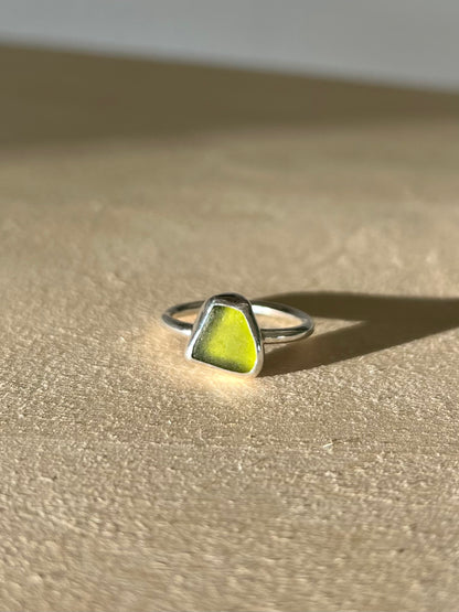 Olivgrüner Meerglasring Größe 56/7,5