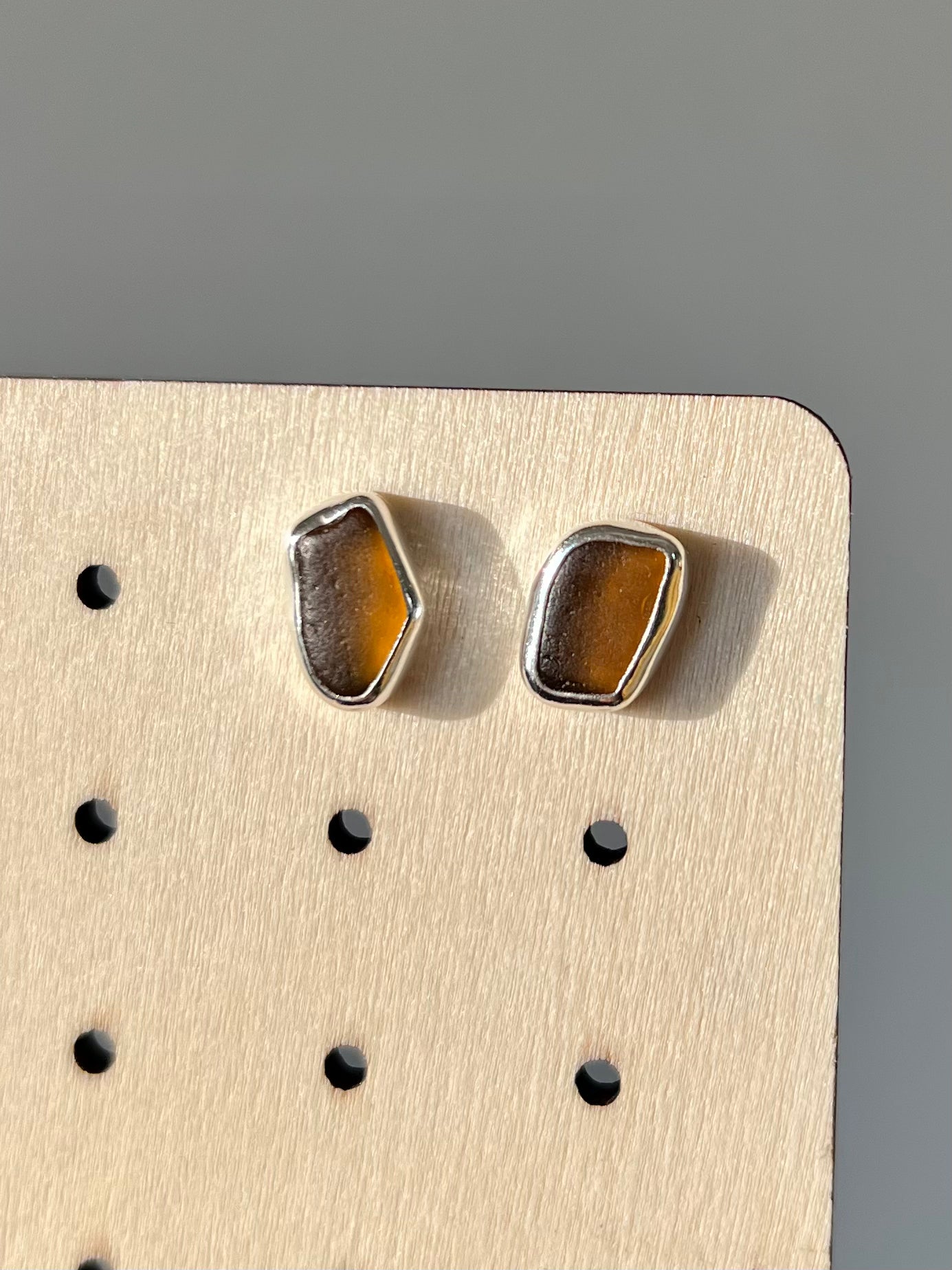 Braune Meerglas-Ohrstecker