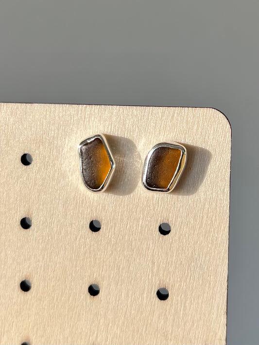 Braune Meerglas-Ohrstecker