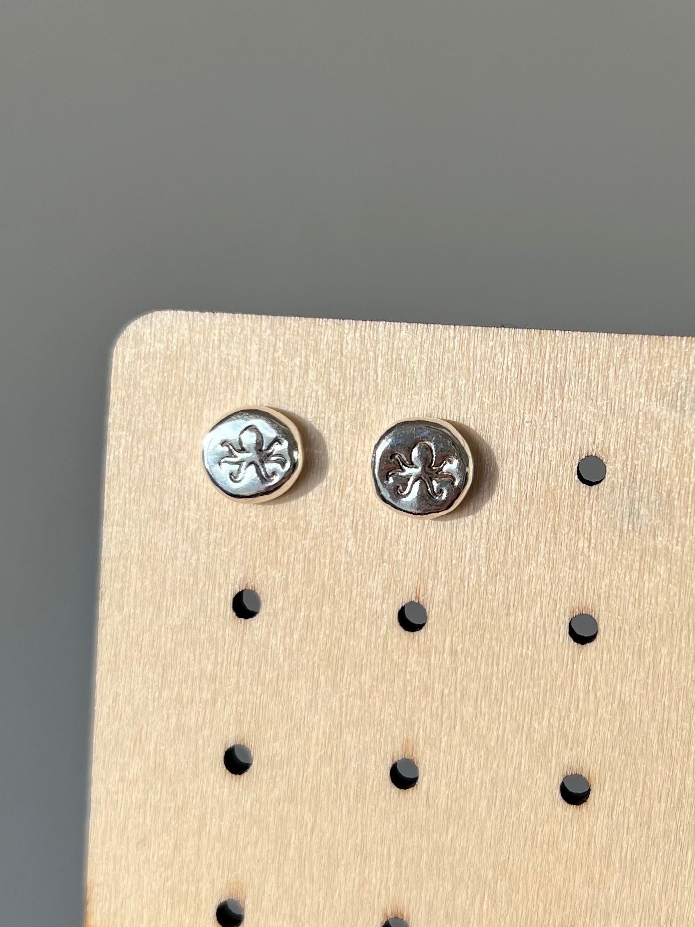 Oktopus-Ohrstecker aus recyceltem Silber