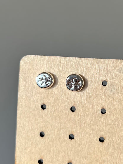 Oktopus-Ohrstecker aus recyceltem Silber