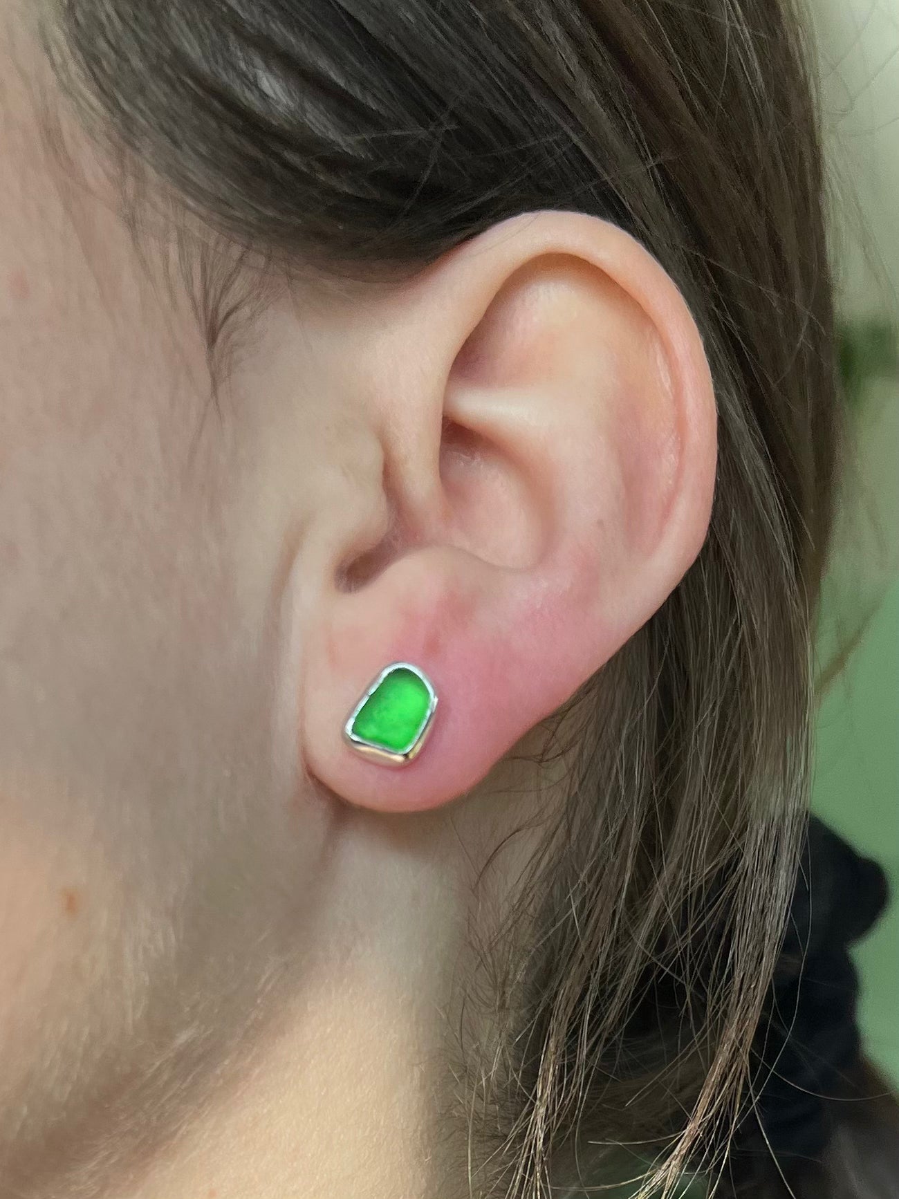 Grüne Meerglas-Ohrstecker