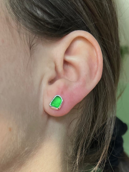 Grüne Meerglas-Ohrstecker