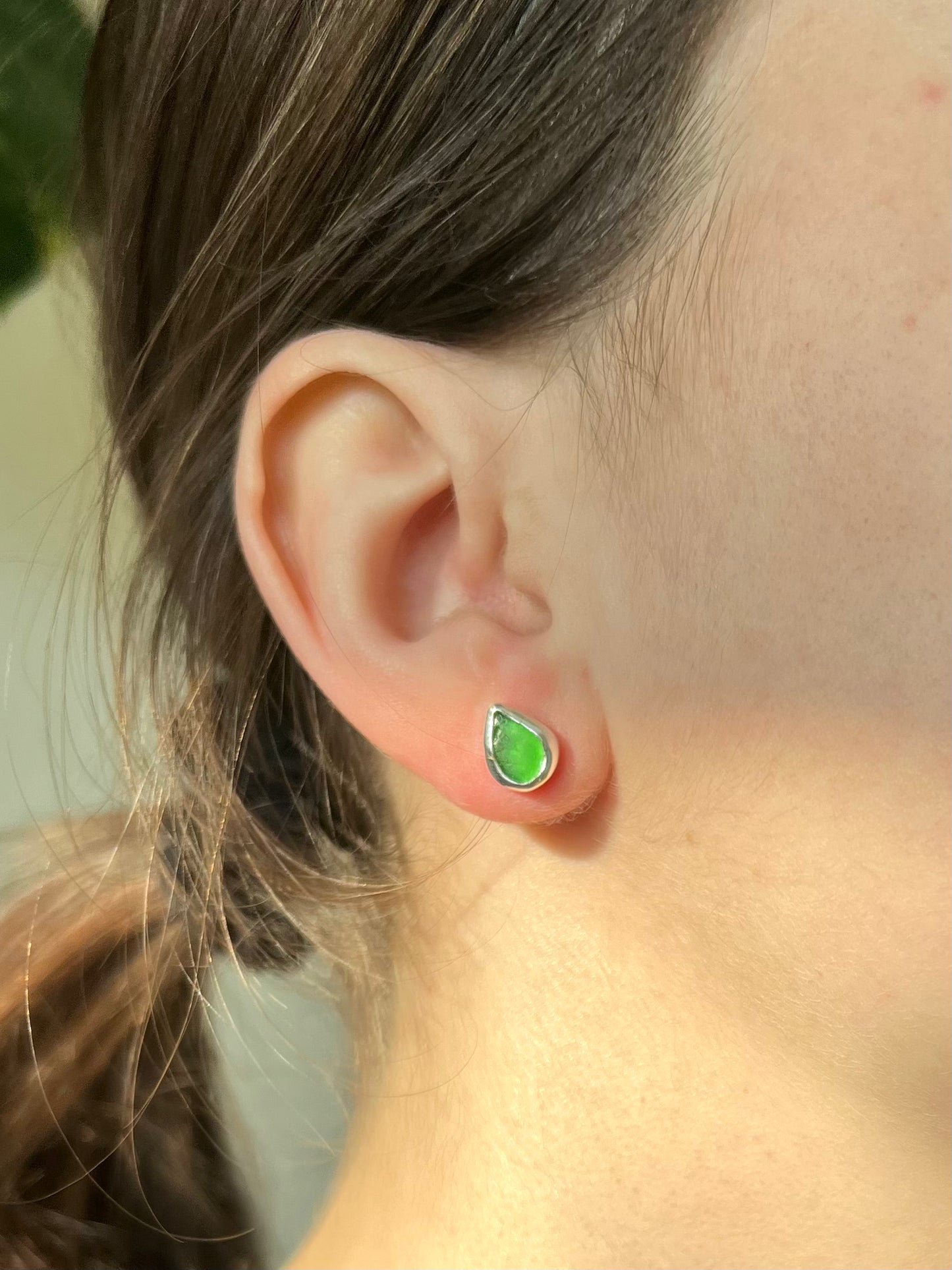 Grüne Meerglas-Ohrstecker