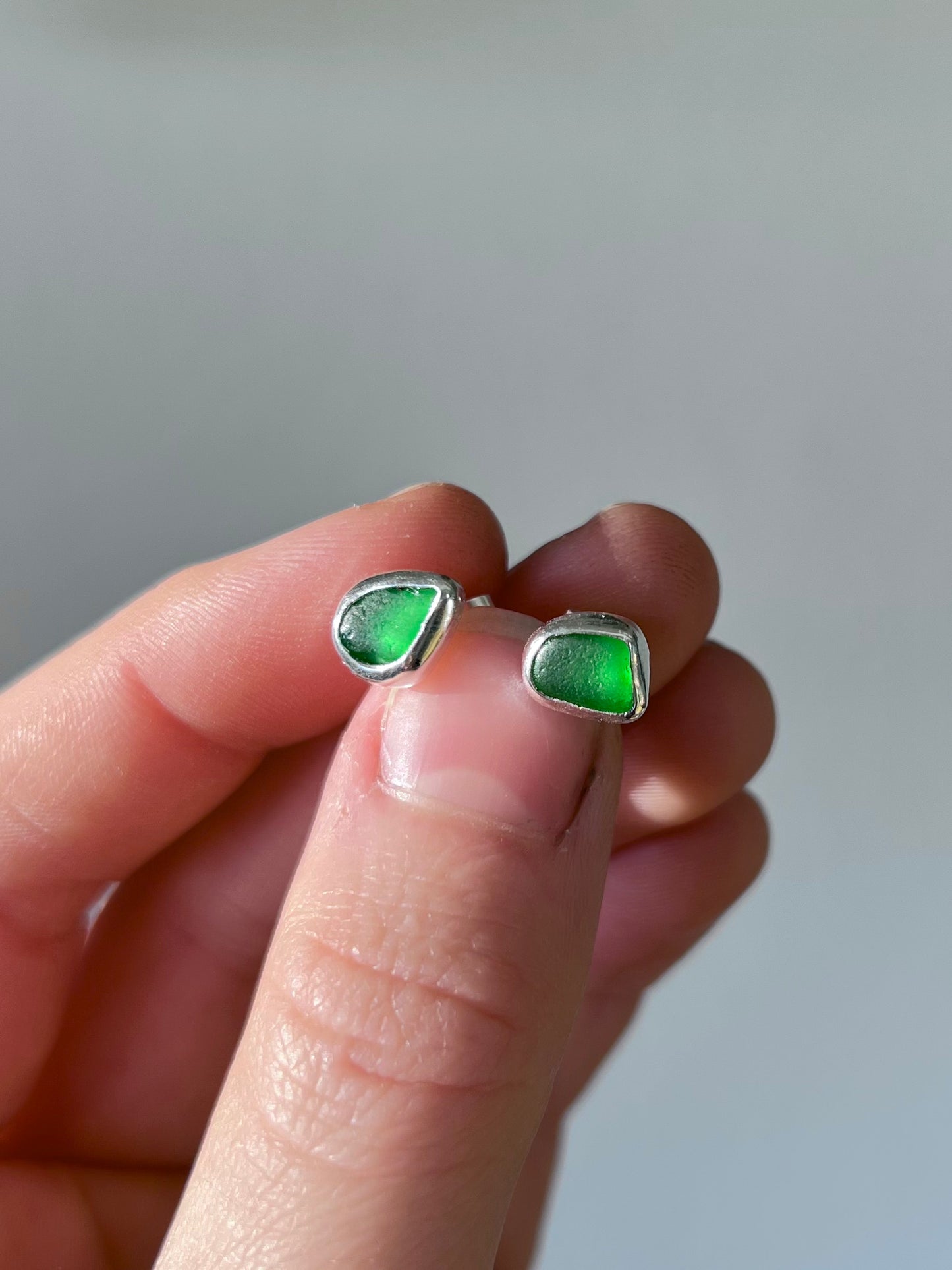 Grüne Meerglas-Ohrstecker