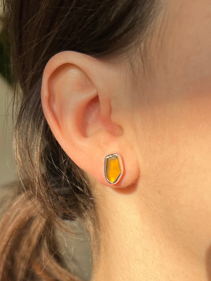 Braune Meerglas-Ohrstecker