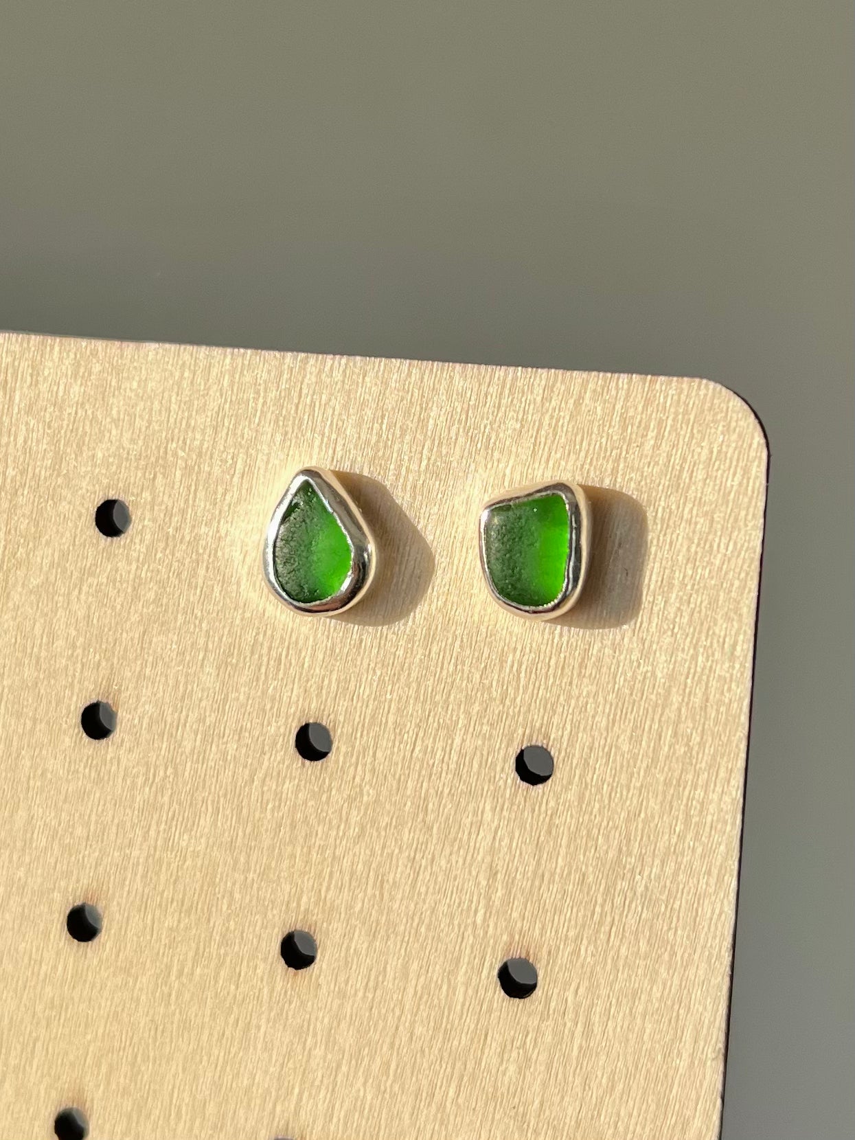 Grüne Meerglas-Ohrstecker