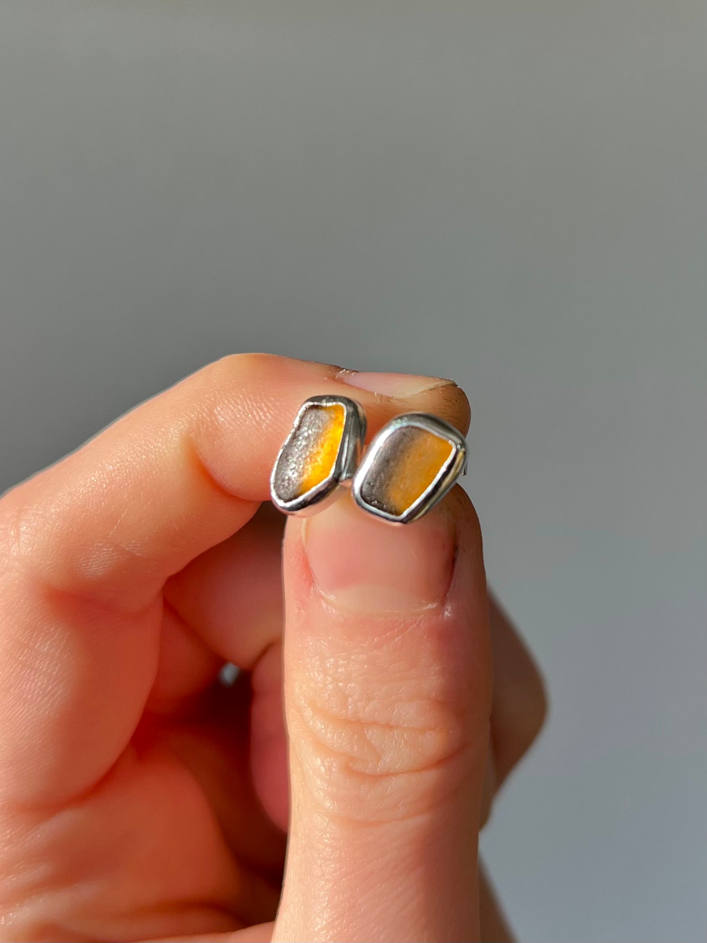 Braune Meerglas-Ohrstecker