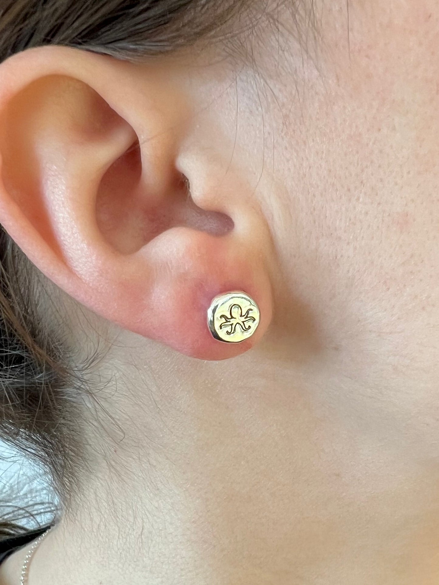 Oktopus-Ohrstecker aus recyceltem Silber