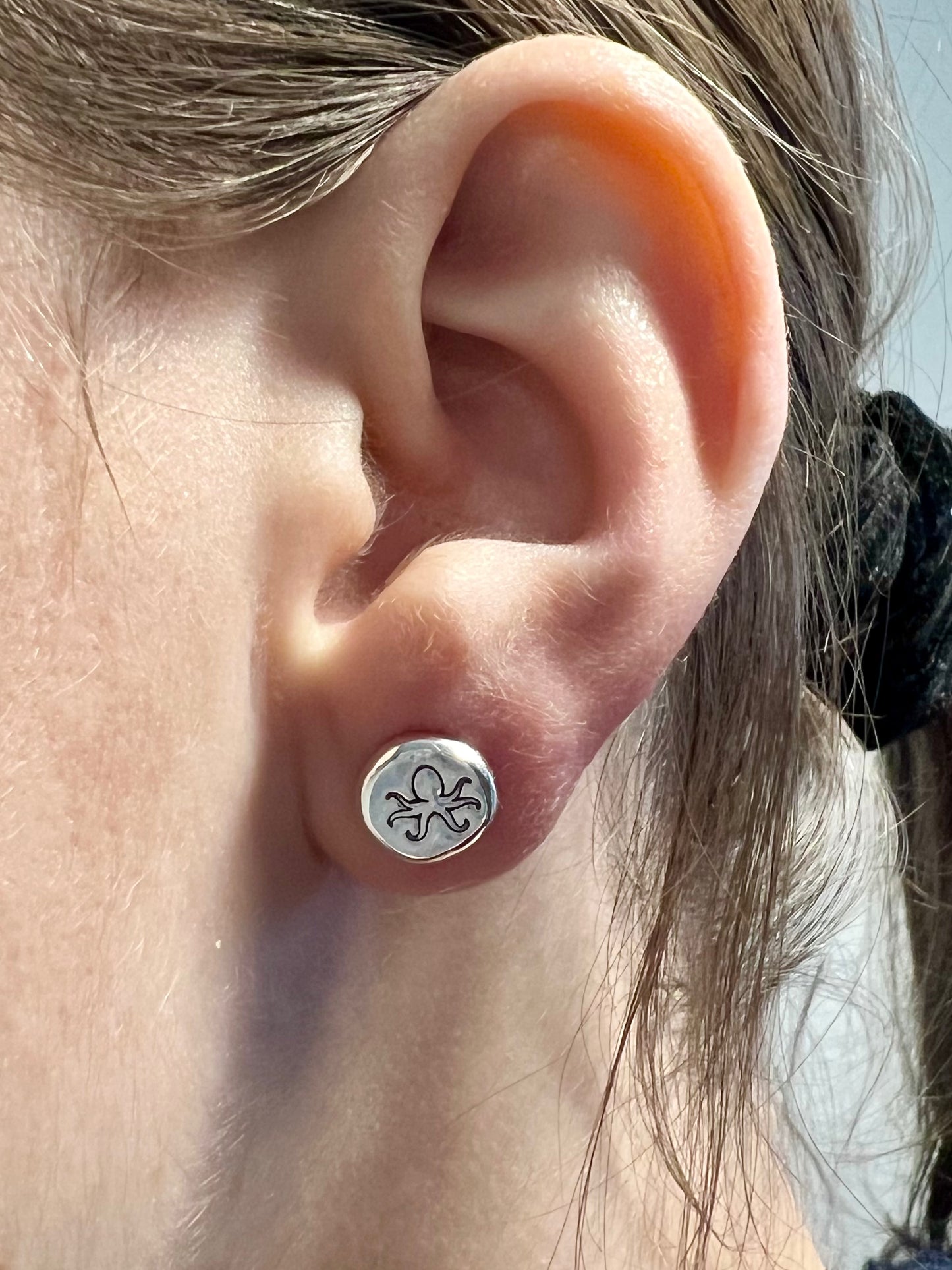 Oktopus-Ohrstecker aus recyceltem Silber