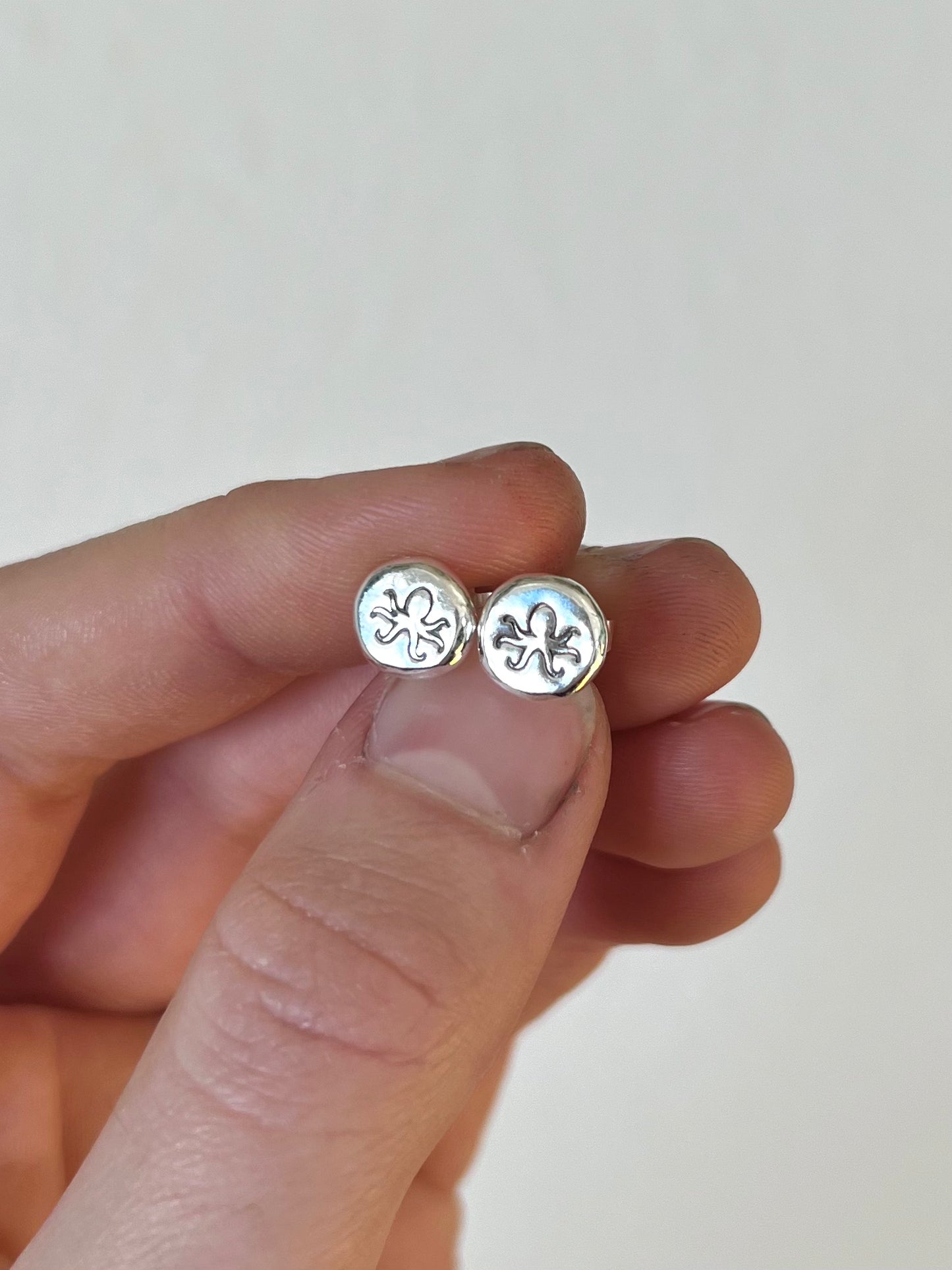 Oktopus-Ohrstecker aus recyceltem Silber
