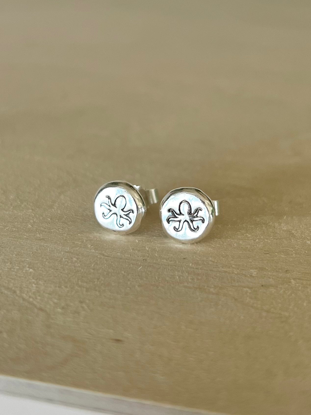 Oktopus-Ohrstecker aus recyceltem Silber