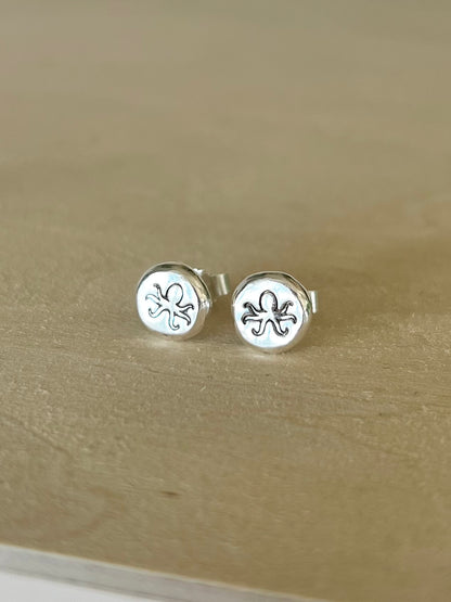 Oktopus-Ohrstecker aus recyceltem Silber