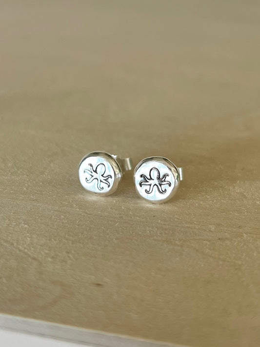 Oktopus-Ohrstecker aus recyceltem Silber
