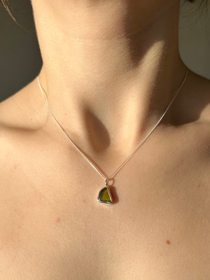 Ockergelbe/-grüne Meerglaskette