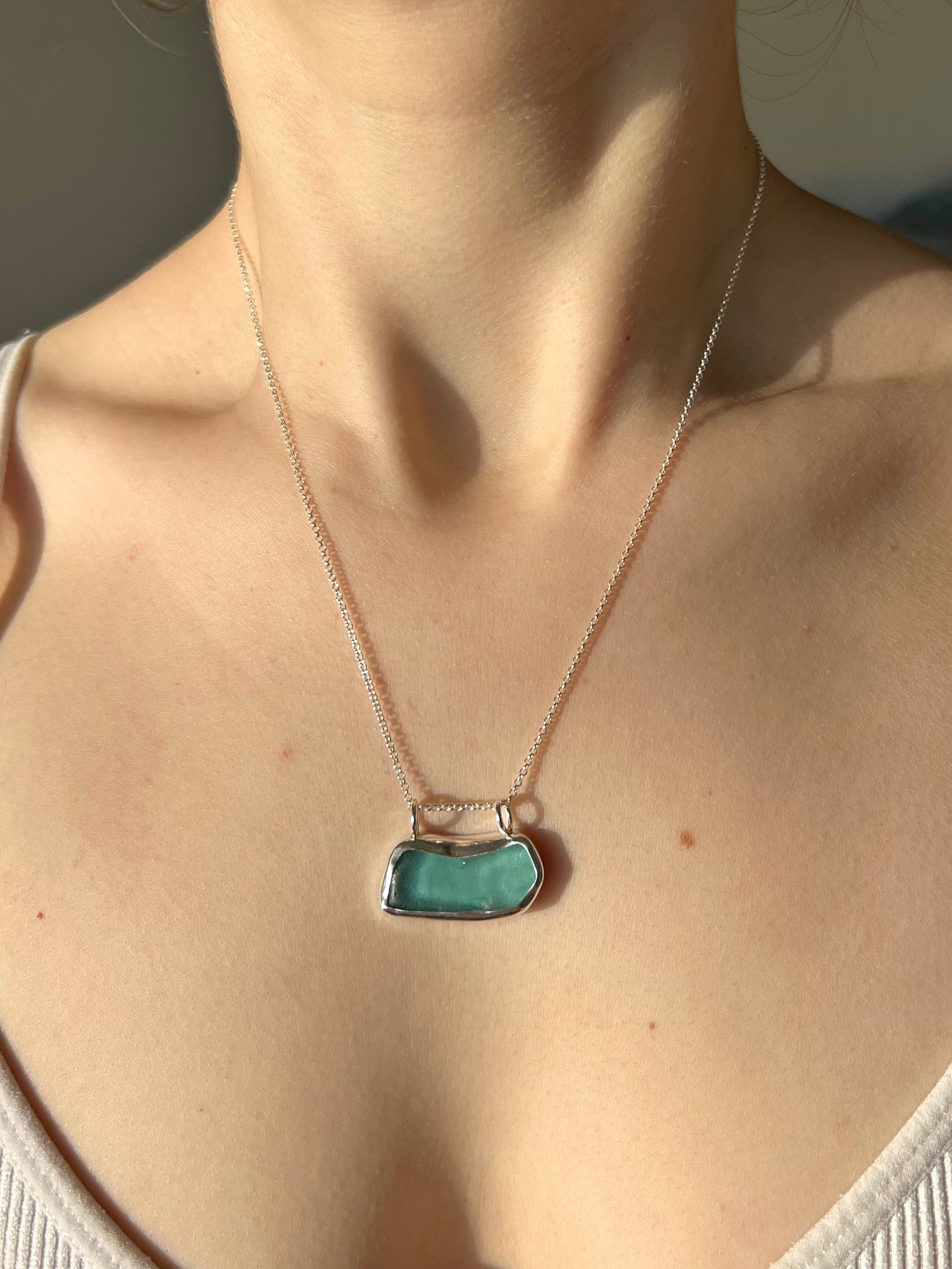 Hellblaue Meerglaskette mit Gravur "OCEAN"