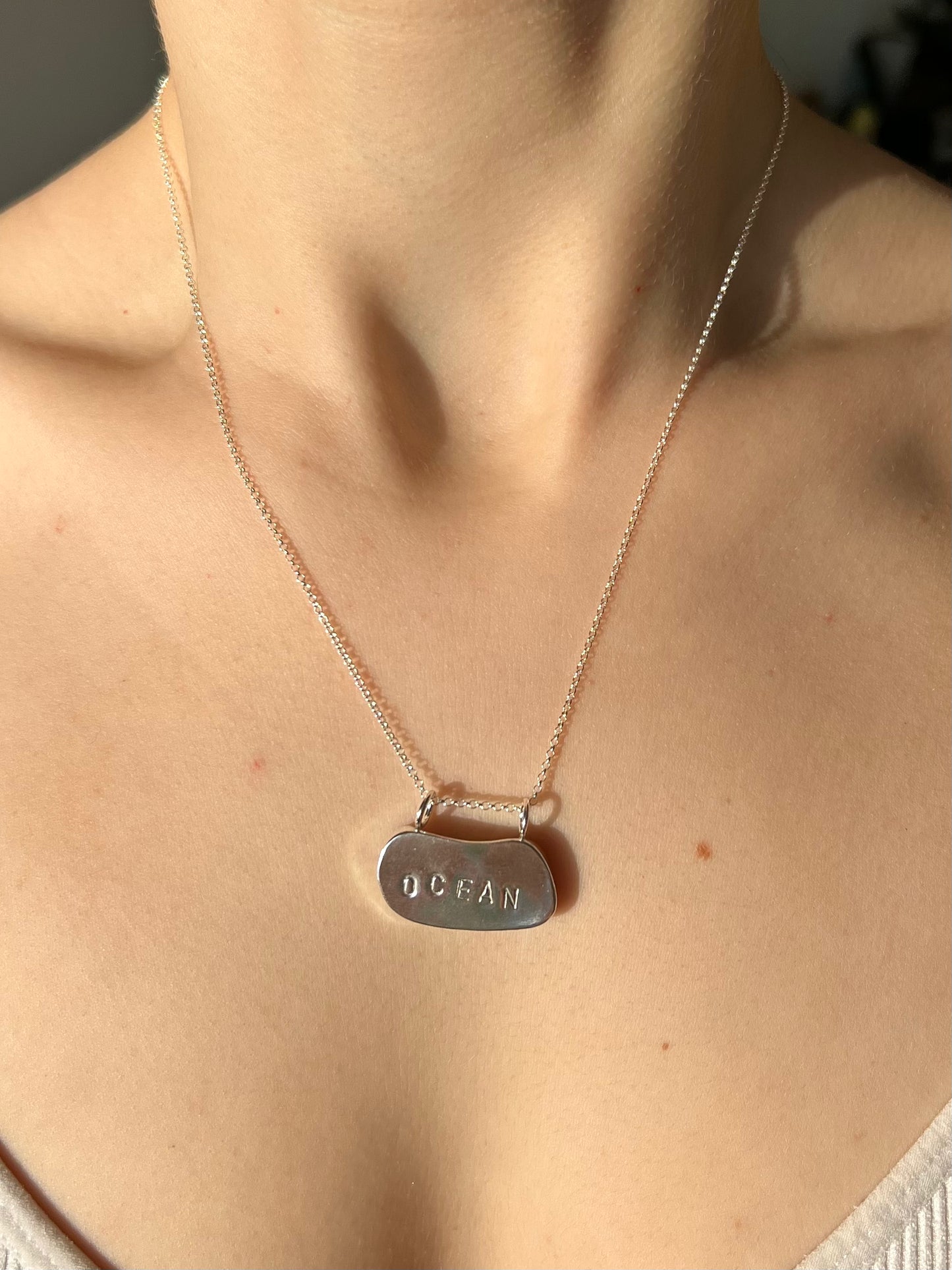 Hellblaue Meerglaskette mit Gravur "OCEAN"