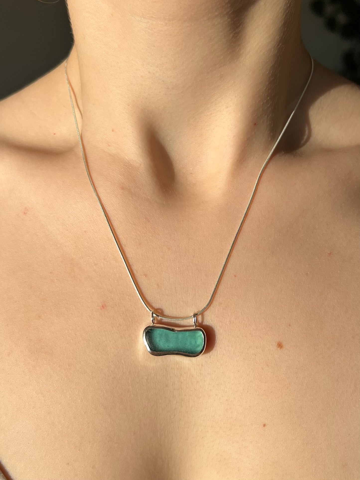 Hellblaue Meerglaskette mit Gravur "OCEAN"