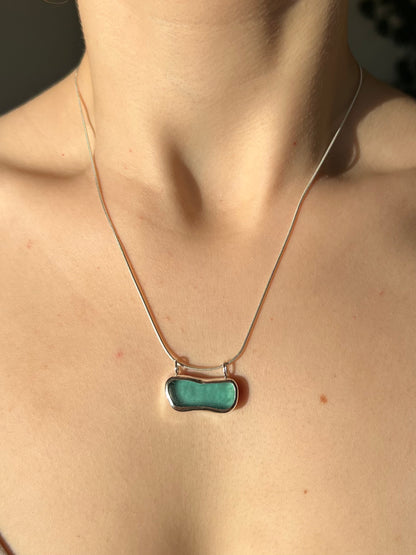 Hellblaue Meerglaskette mit Gravur "OCEAN"