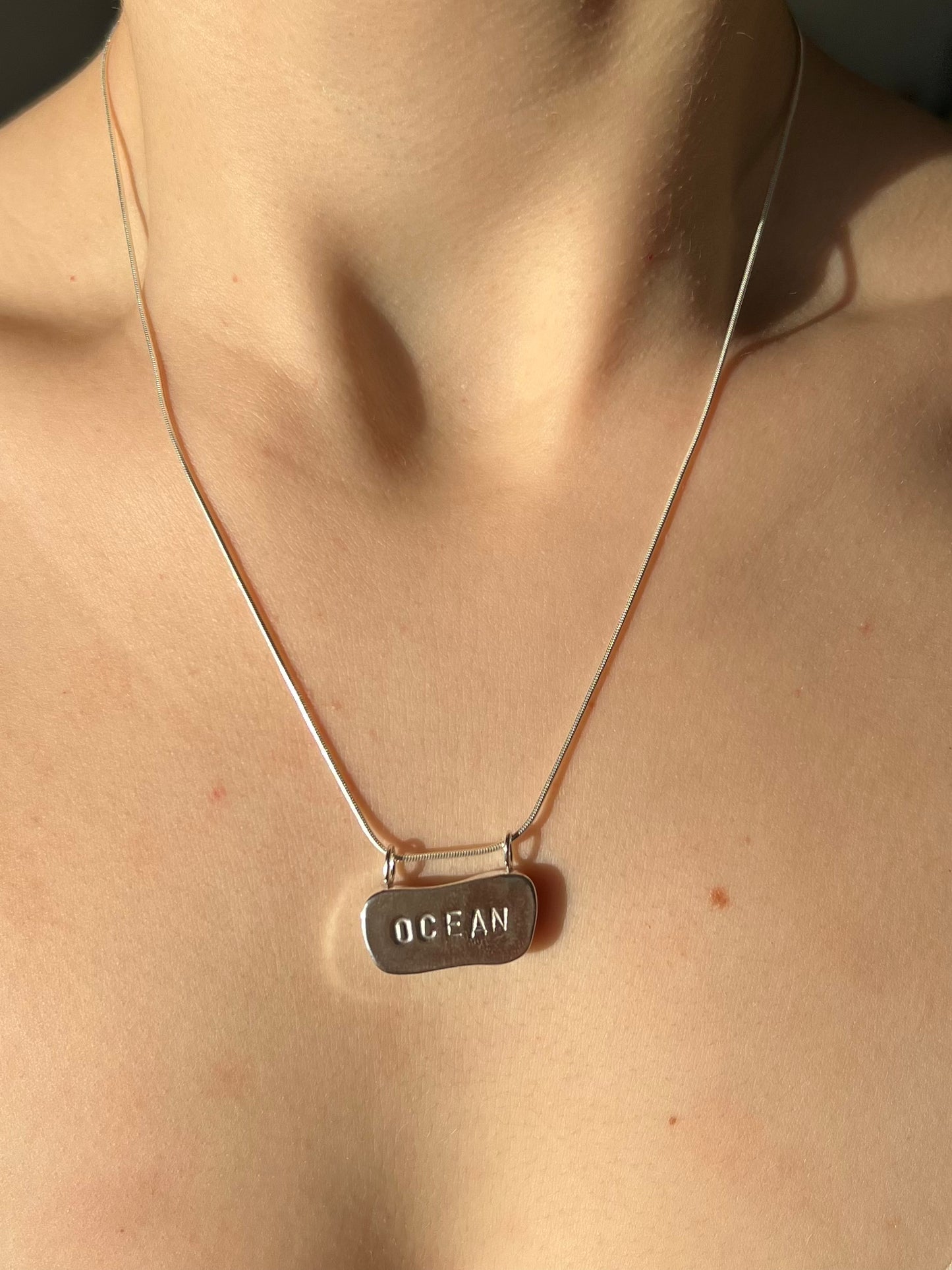 Hellblaue Meerglaskette mit Gravur "OCEAN"