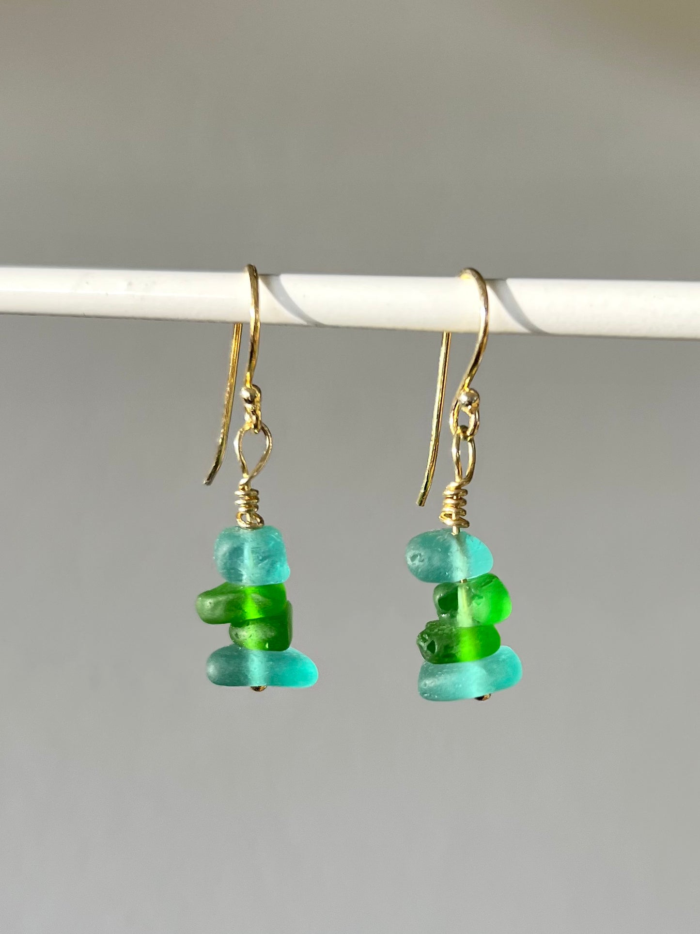 Hellblaue/grüne Meerglasohrhänger (Silber, vergoldet)