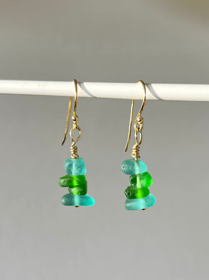 Hellblaue/grüne Meerglasohrhänger (Silber, vergoldet)