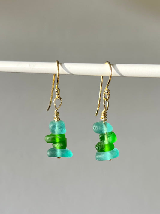 Hellblaue/grüne Meerglasohrhänger (Silber, vergoldet)