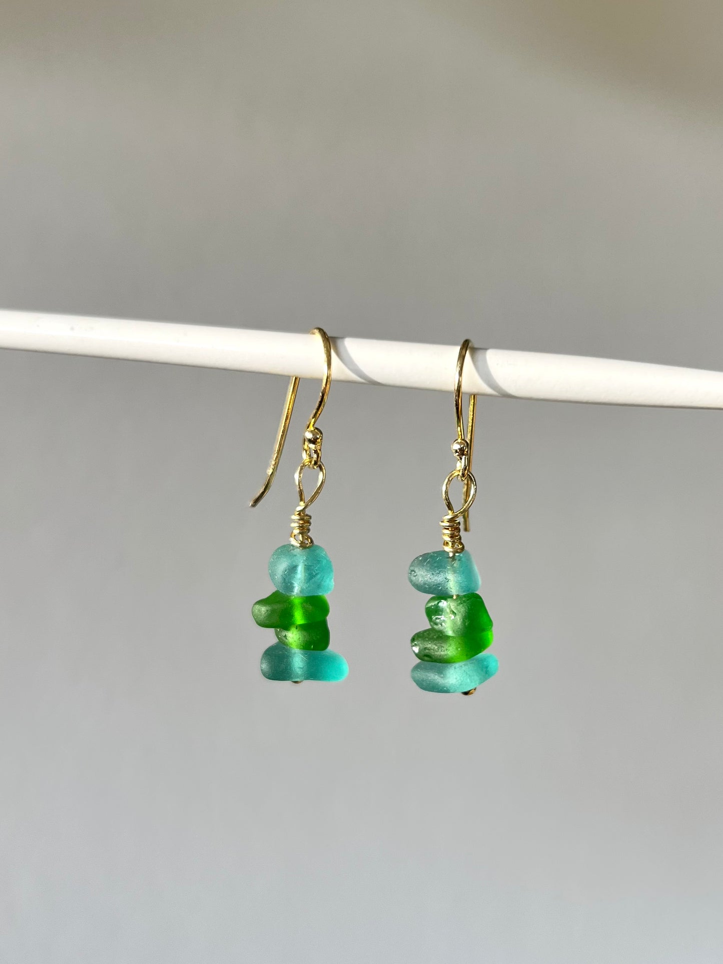 Hellblaue/grüne Meerglasohrhänger (Silber, vergoldet)