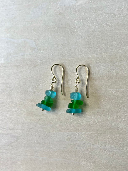 Hellblaue/grüne Meerglasohrhänger (Silber, vergoldet)