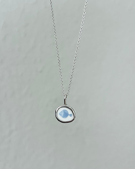 Fischkette blau - Keramikscherbe in Silber