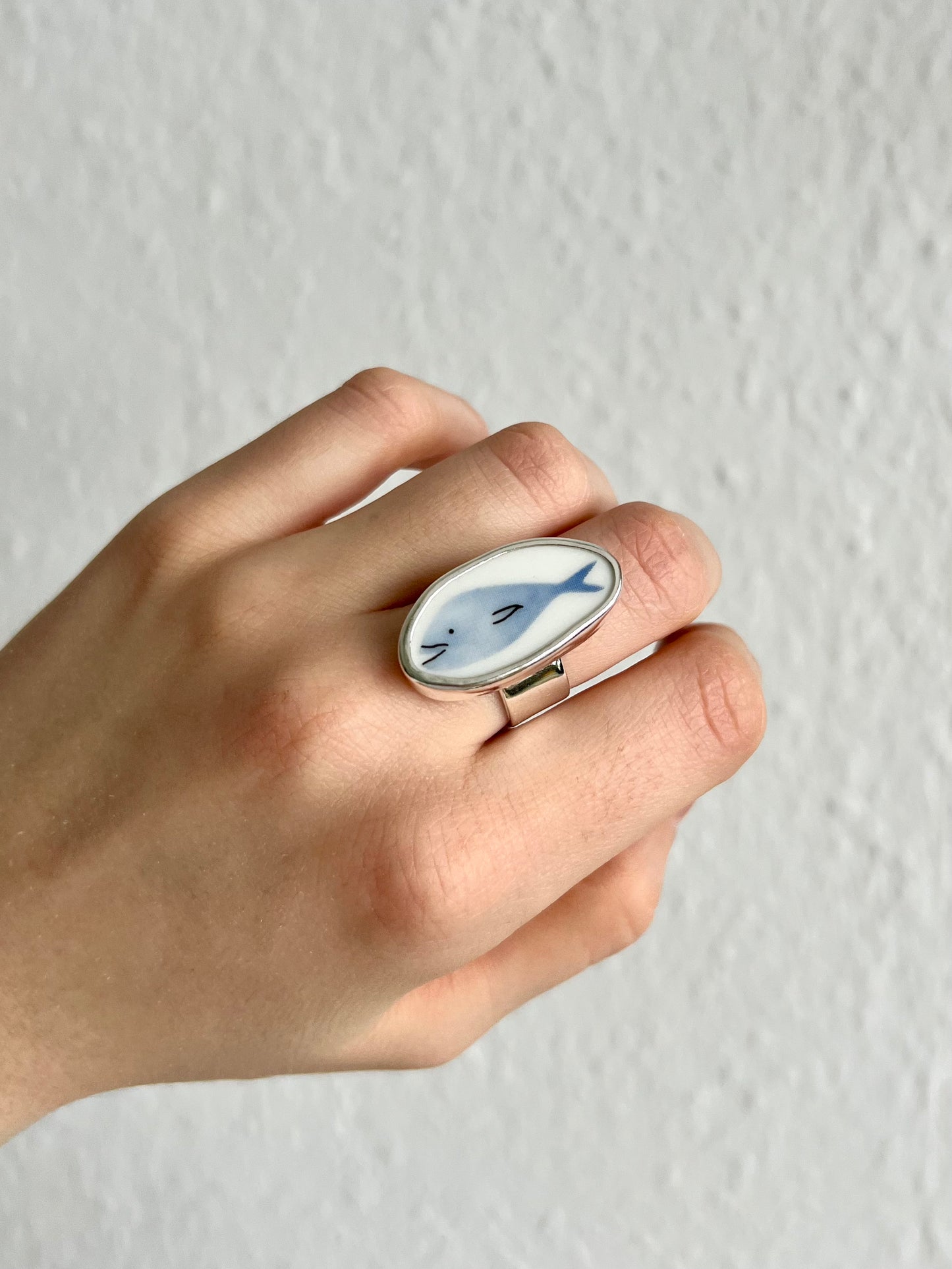 Fisch Statement-Ring / Keramikscherbe in Silber / (Größe 55,5/7,5)