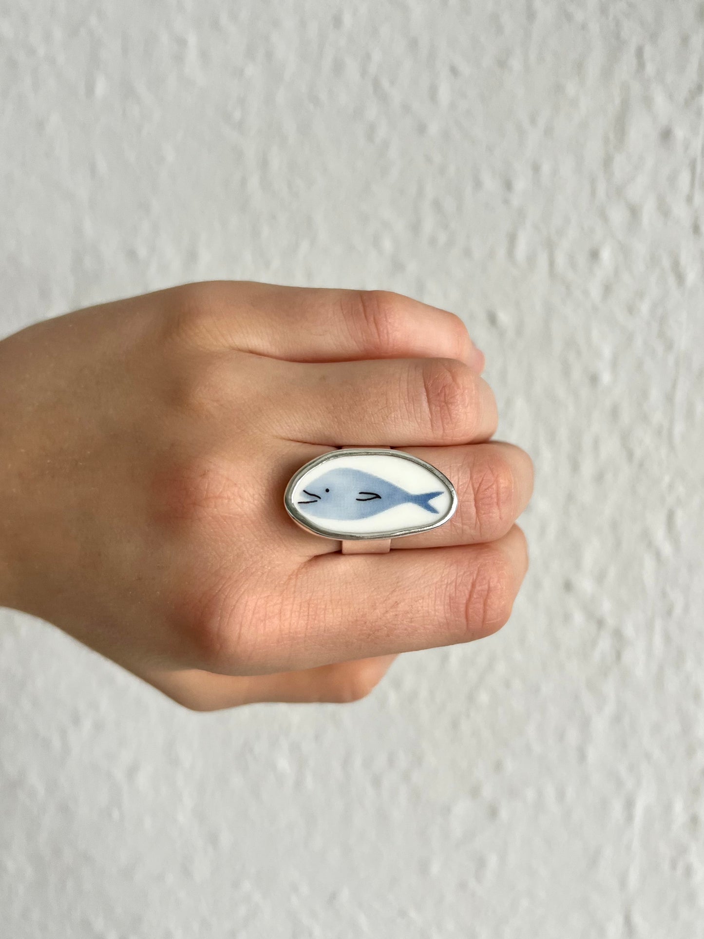 Fisch Statement-Ring / Keramikscherbe in Silber / (Größe 55,5/7,5)