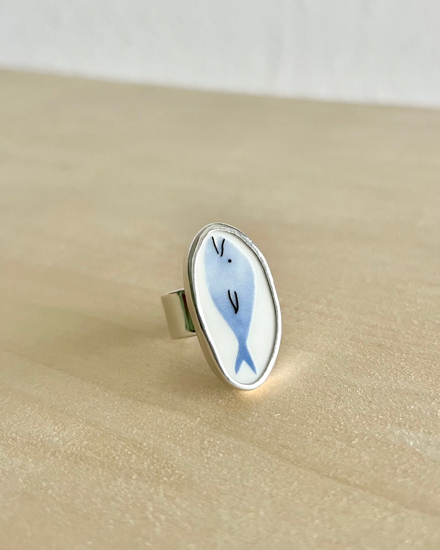 Fisch Statement-Ring / Keramikscherbe in Silber / (Größe 55,5/7,5)