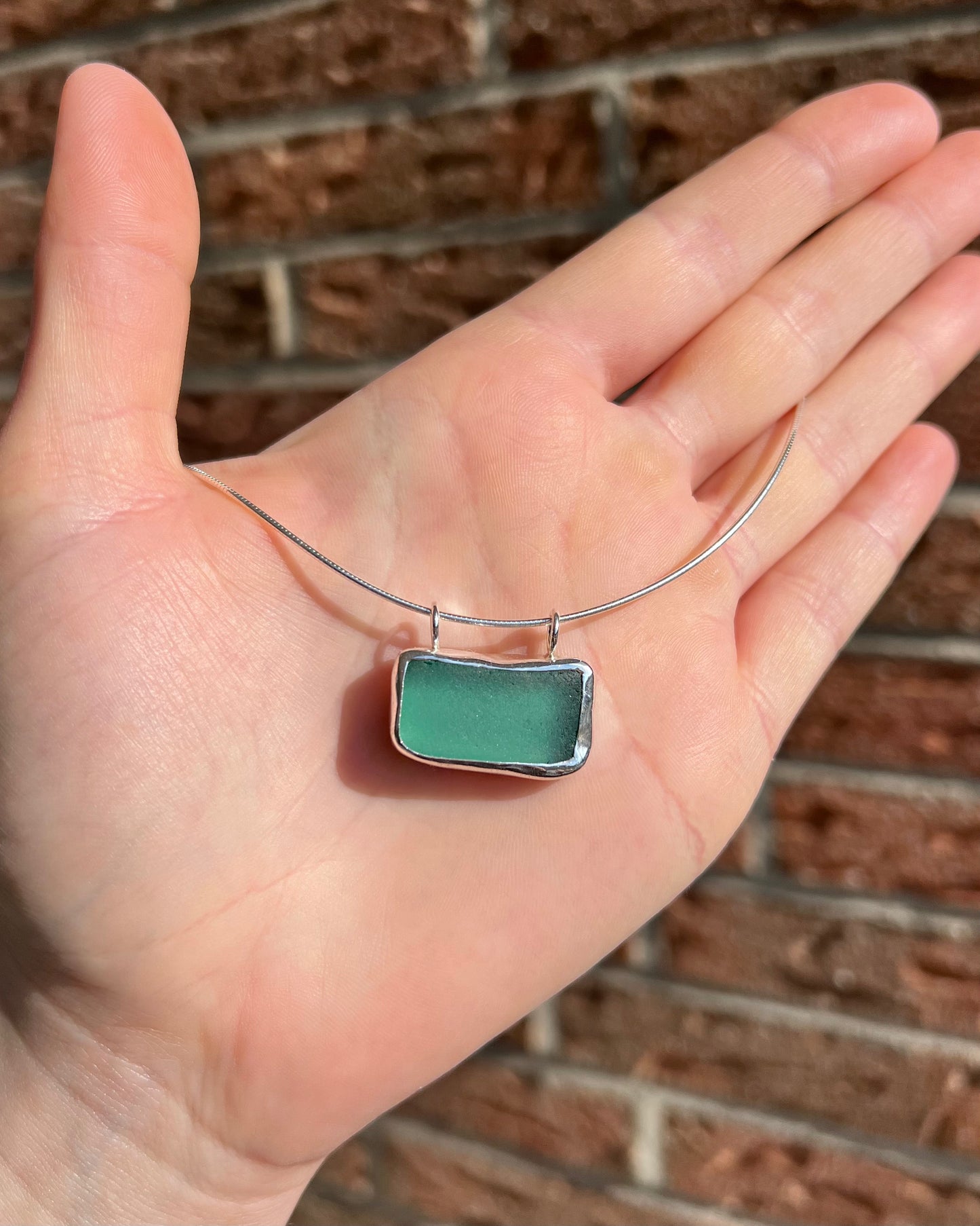 Grünblaue Meerglaskette aus Silber mit "OCEAN"-Gravur