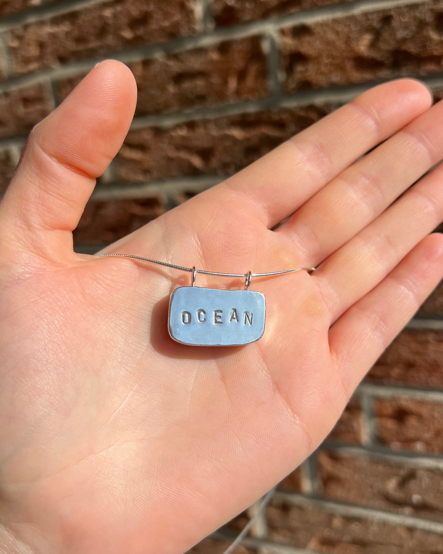 Grünblaue Meerglaskette aus Silber mit "OCEAN"-Gravur