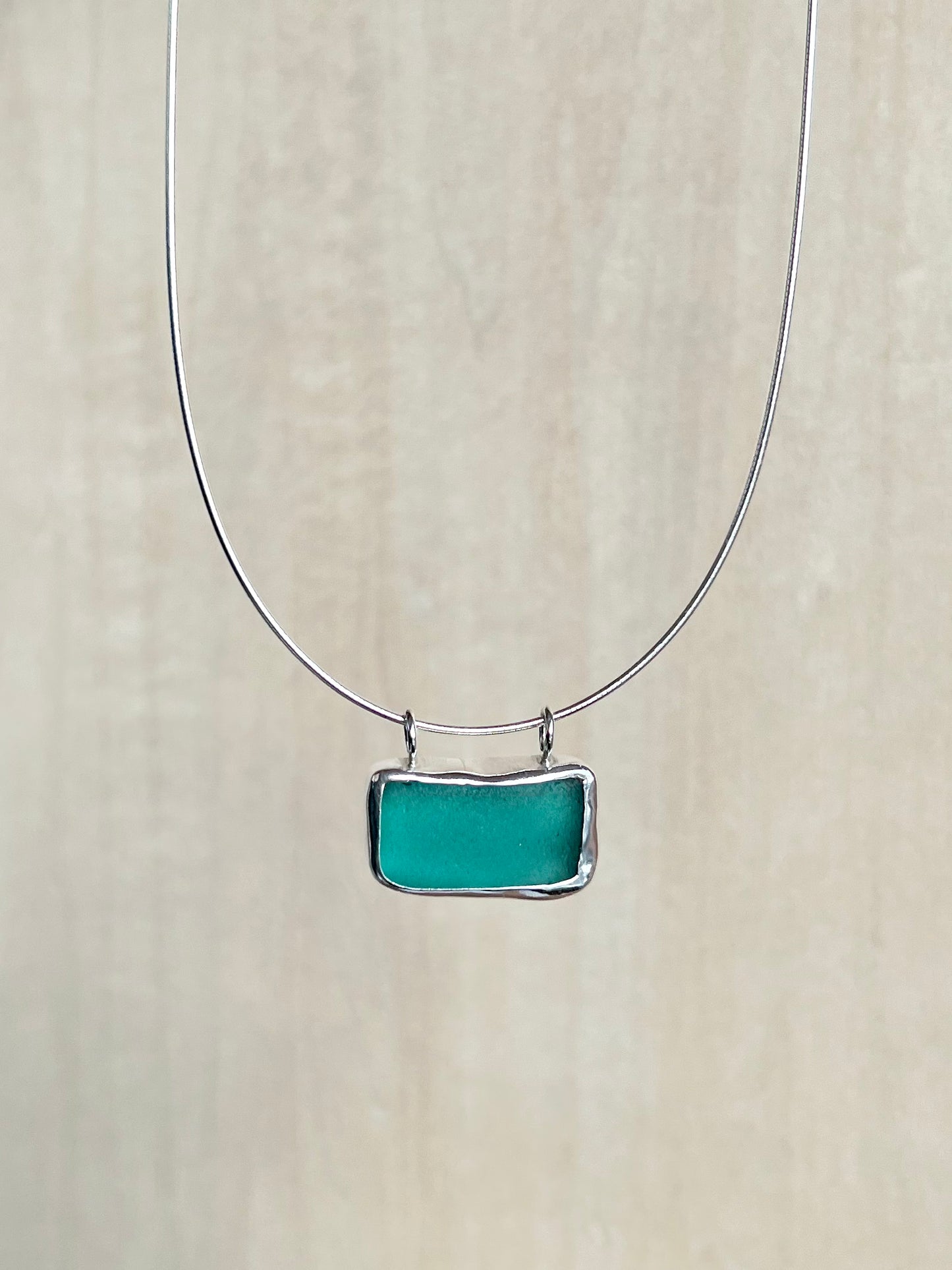Grünblaue Meerglaskette aus Silber mit "OCEAN"-Gravur