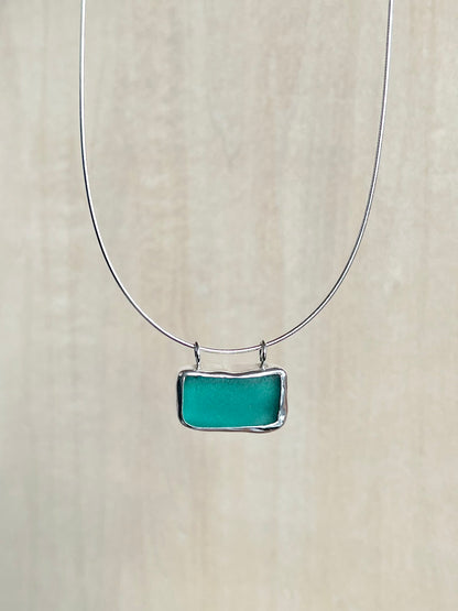 Grünblaue Meerglaskette aus Silber mit "OCEAN"-Gravur