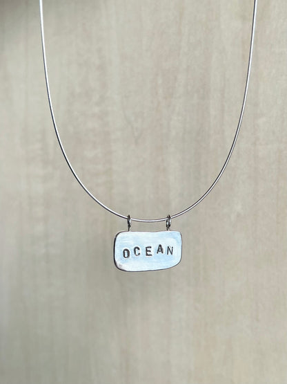 Grünblaue Meerglaskette aus Silber mit "OCEAN"-Gravur