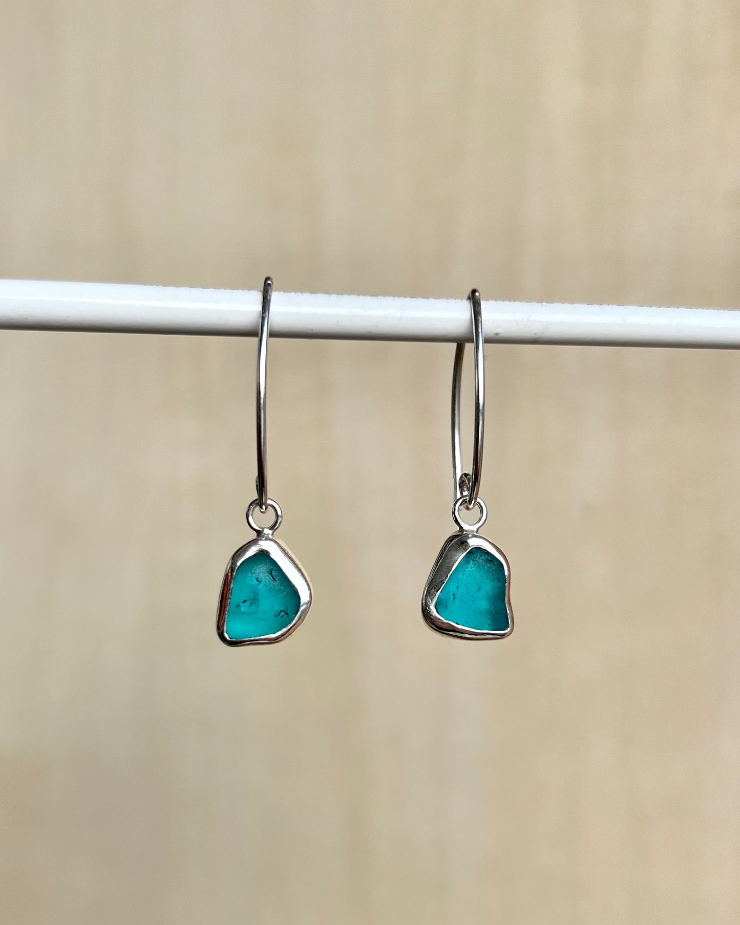 Hellblaue Meerglas-Ohrringe aus Silber