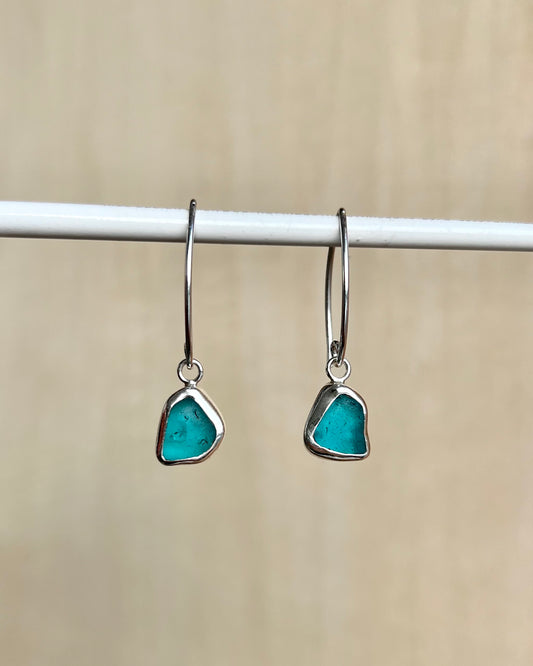 Hellblaue Meerglas-Ohrringe aus Silber