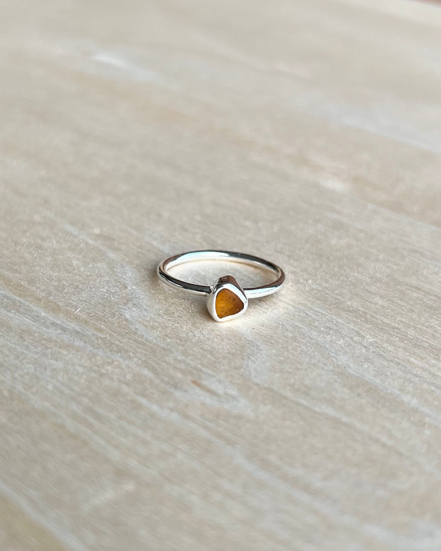 Orangebrauner filigraner Meerglasring aus Silber / Größe 50,5 (5,5)