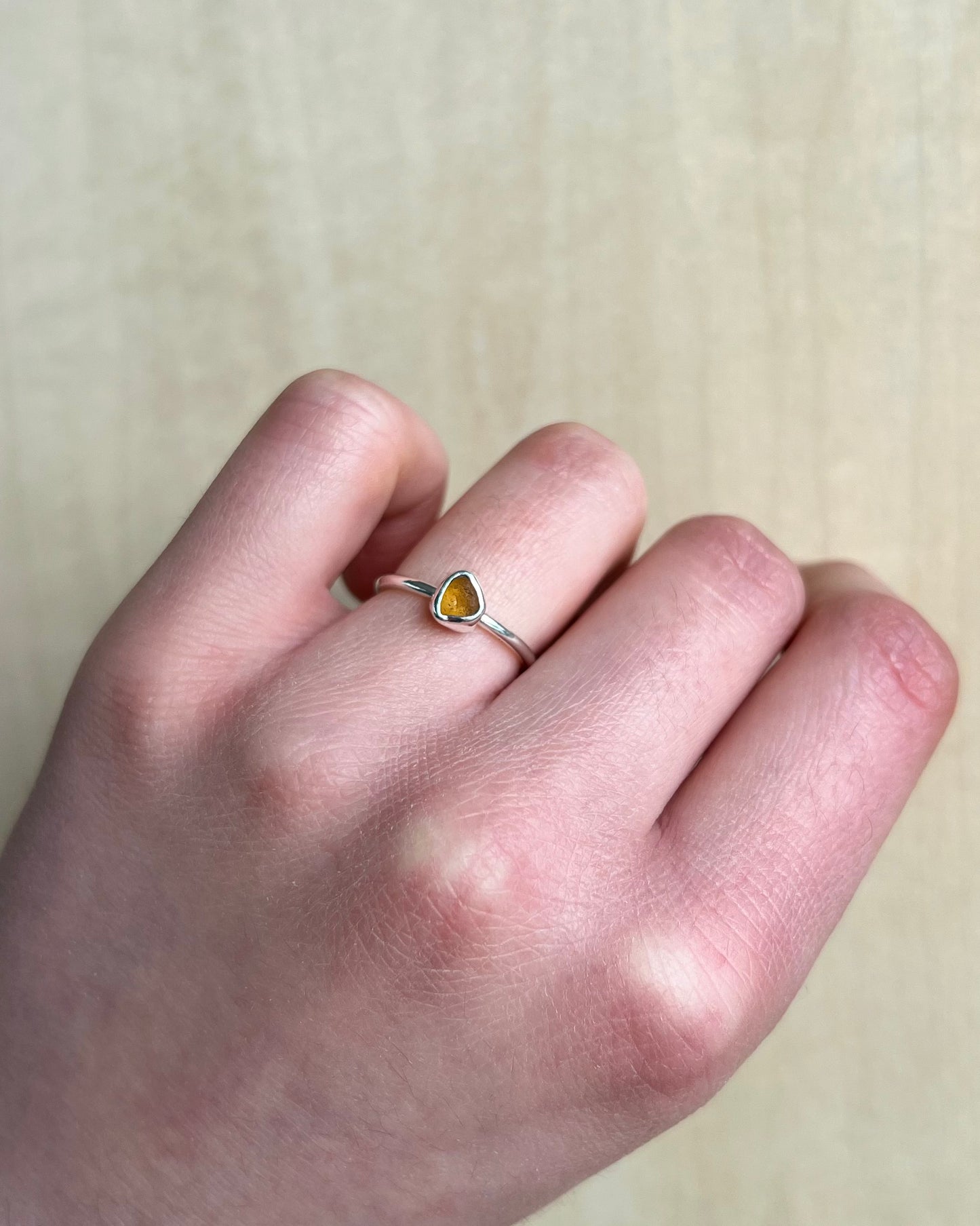 Orangebrauner filigraner Meerglasring aus Silber / Größe 50,5 (5,5)