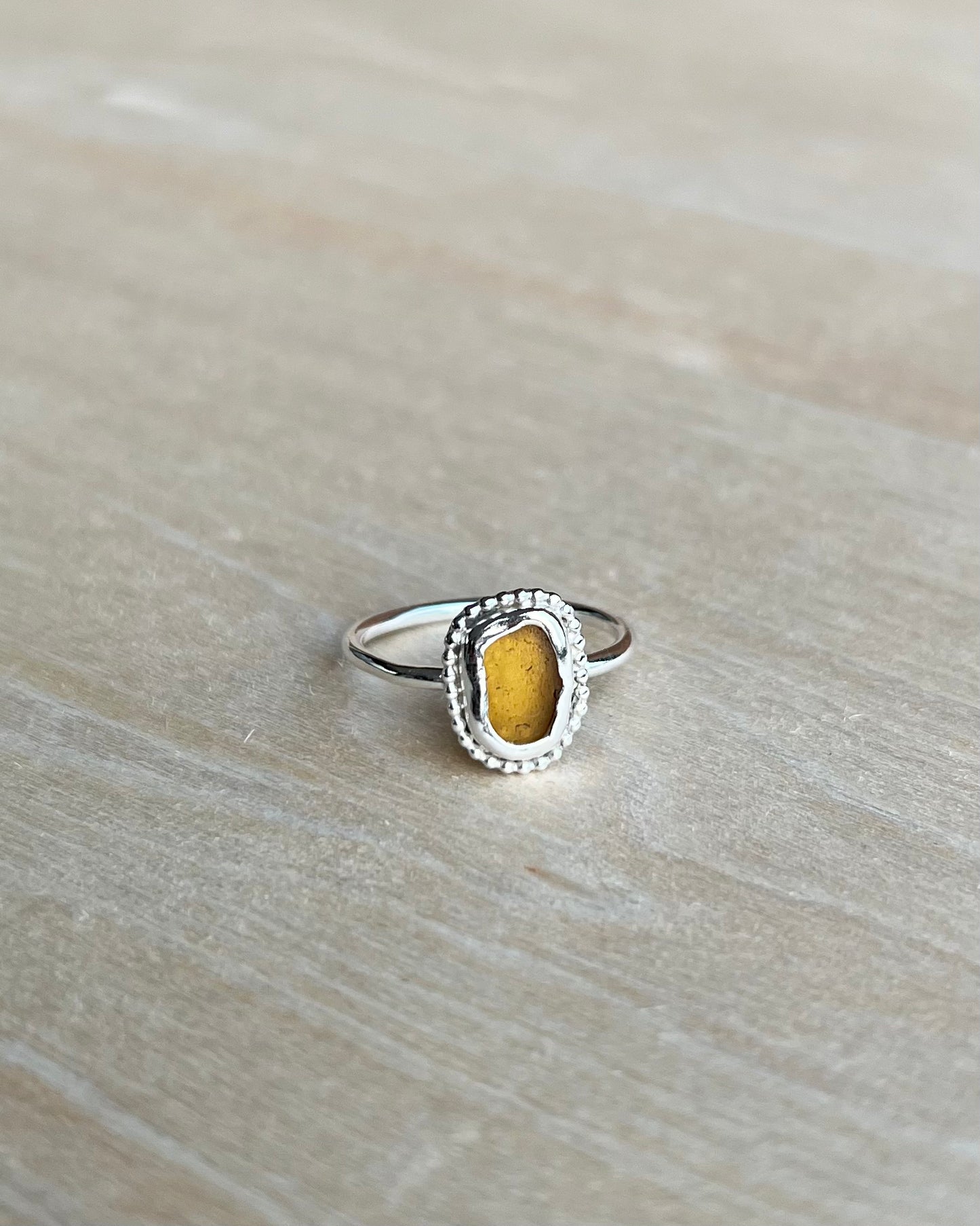 Orangebrauner Meerglasring aus Silber mit Verzierung / Größe 53 (6,5)