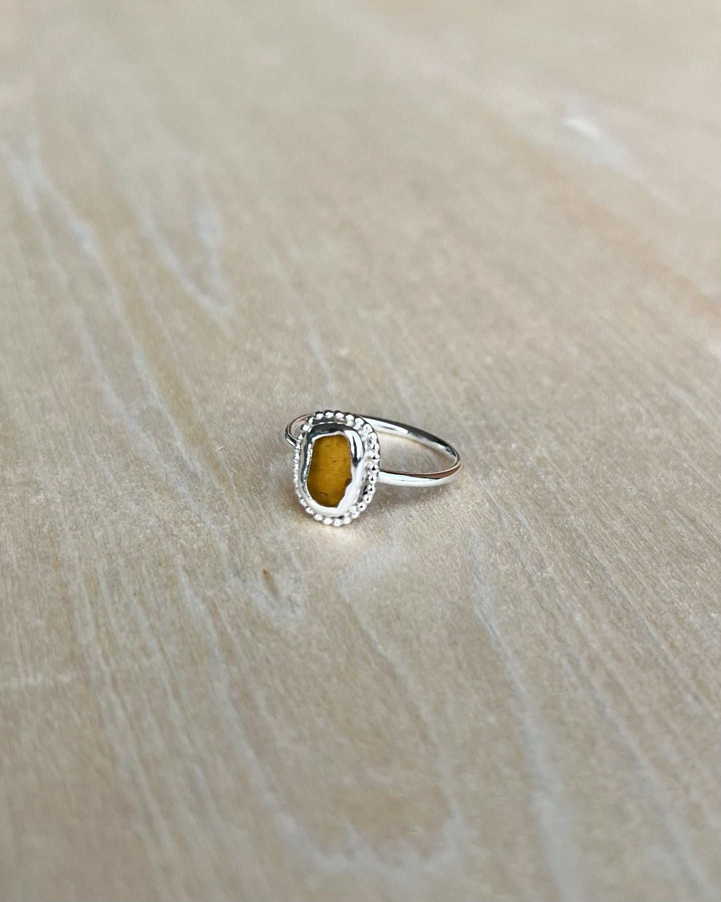 Orangebrauner Meerglasring aus Silber mit Verzierung / Größe 53 (6,5)